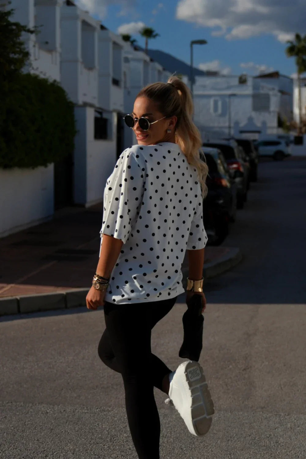 T-SHIRT BAWEŁNIANY O KROJU OVERSIZE W GROCHY BIAŁY